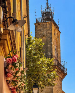 Tour de l'horloge de la ville d'Aix-en-Provence vue d'en bas.