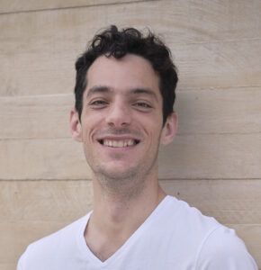 Homme souriant vu de face